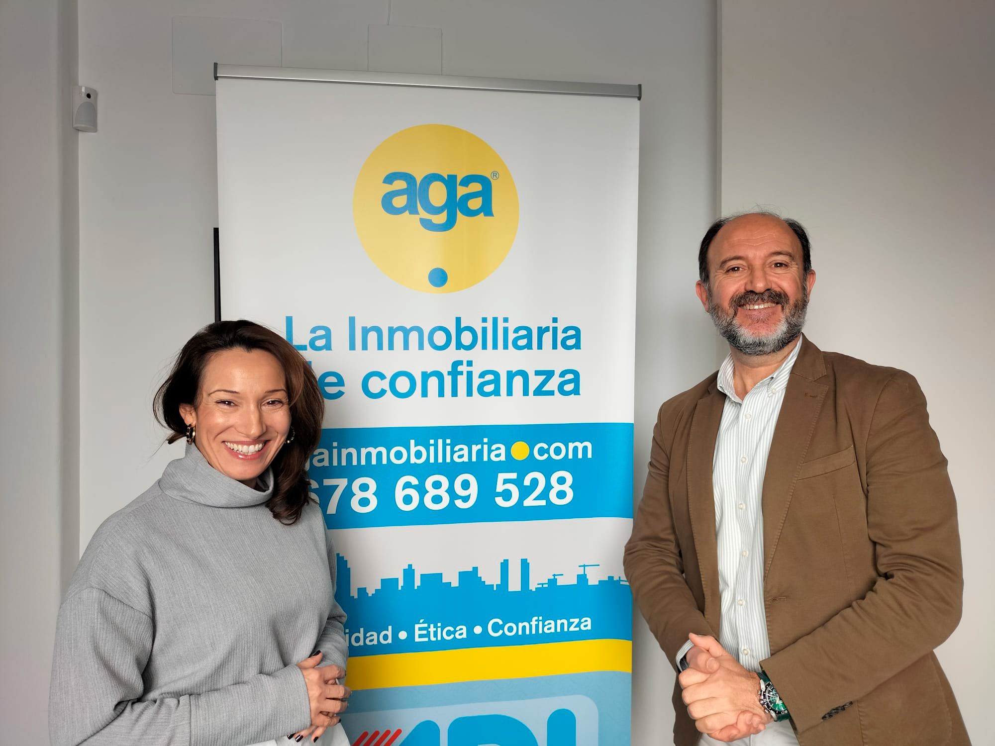 Bienvenidos a nuestra agencia inmobiliaria, estamos encantados de ofrecerle el mejor servicio en la intermediación inmobiliaria. Somos  grandes profesionales especializados en la venta y alquiler de pisos, locales, oficinas en Jaén. 